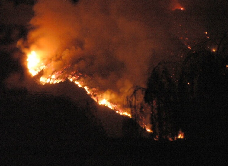 Что может усилить огонь при пожаре в квартире? Что может усилить огонь при пожаре в квартире?